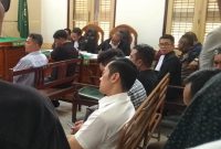 Terlihat dr. Alwi (di depan baju biru langit) dan Robby (di depan baju hitam) hadir dipersidangan bersama dr. David Luter (belakang baju putih sambil melipat tangan)