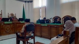Ketiga terdakwa saat menjalani sidang pembacaan putusan kasus korupsi proyek DED. Rosmaida Sitompul (depan), Sri Ulina Ginting (belakang Rosmaida), dan Satriya Prabowo (samping kanan Sri Ulina)