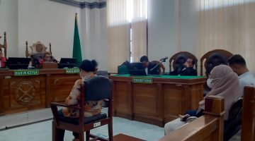 Ketiga terdakwa saat menjalani sidang pembacaan putusan kasus korupsi proyek DED. Rosmaida Sitompul (depan), Sri Ulina Ginting (belakang Rosmaida), dan Satriya Prabowo (samping kanan Sri Ulina)