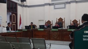 Ketua Majelis Hakim: “…Kek mana biar jangan sebagai tersangka…”